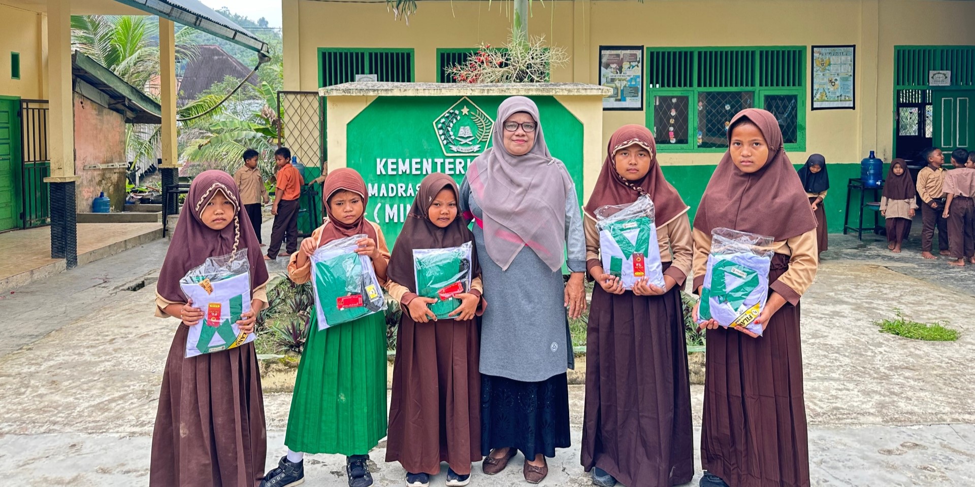 Tahun Pelajaran Baru Seragam Baru Tahun Pelajaran Baru Seragam Baru